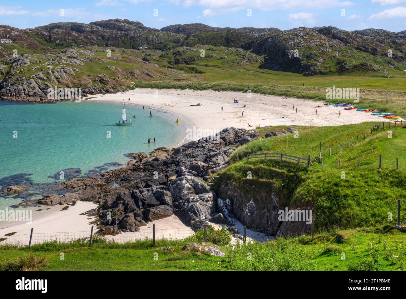 Achmelvich Beach è una splendida spiaggia di sabbia bianca situata nella baia di Achmelvich a Sutherland, in Scozia. Foto Stock