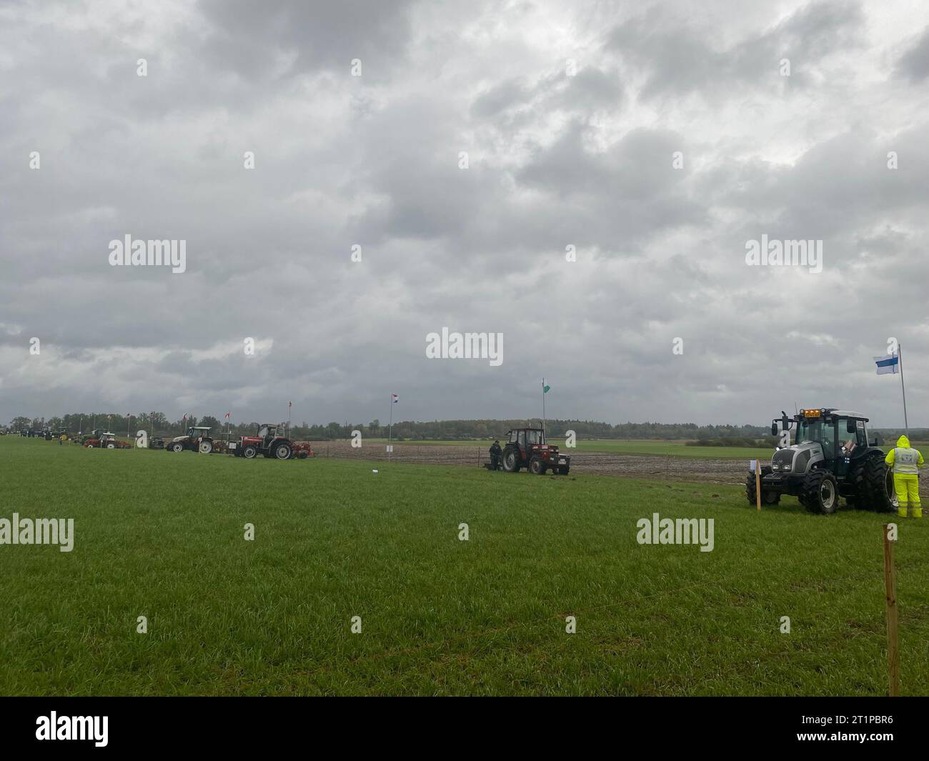 Kuldiga, Lettonia. 14 ottobre 2023. I partecipanti prima dell'inizio dell'aratura su prati. I migliori aratoi del mondo gareggiano in Lettonia questo fine settimana. Credito: Alexander Welscher/dpa/Alamy Live News Foto Stock