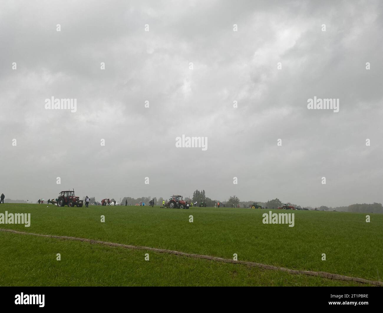 Kuldiga, Lettonia. 14 ottobre 2023. Aratura su prati. I migliori aratoi del mondo gareggiano in Lettonia questo fine settimana. Credito: Alexander Welscher/dpa/Alamy Live News Foto Stock