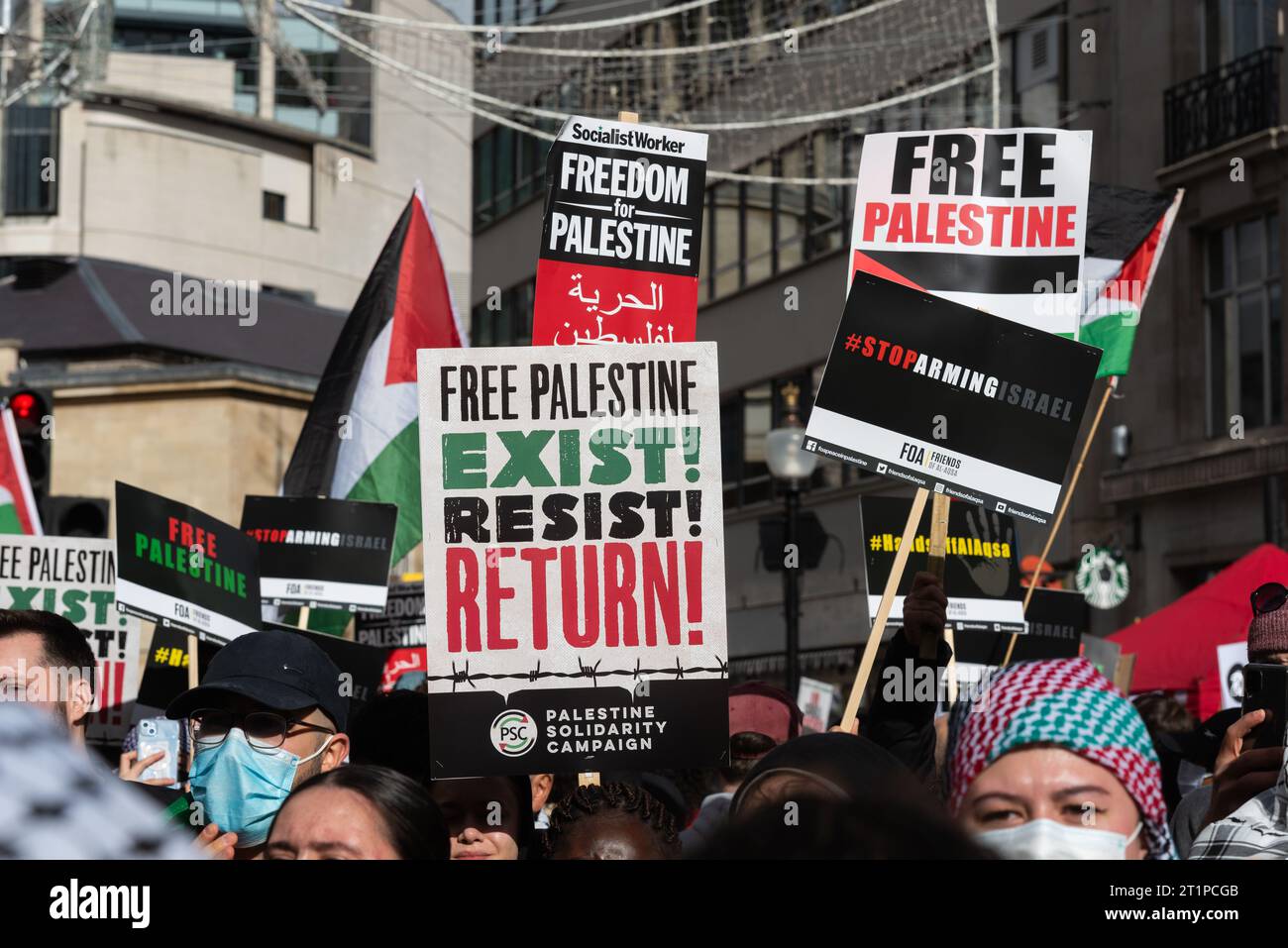Protesta per la Palestina dopo l'escalation dell'azione militare nel conflitto della Striscia di Gaza tra Israele e Hamas. Esista, resisti, restituisca il cartello Foto Stock