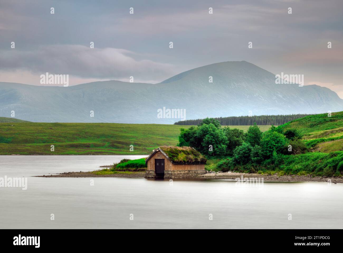 Il Loch Loyal è un lago d'acqua dolce situato nella regione di Assynt di Sutherland, in Scozia. Foto Stock