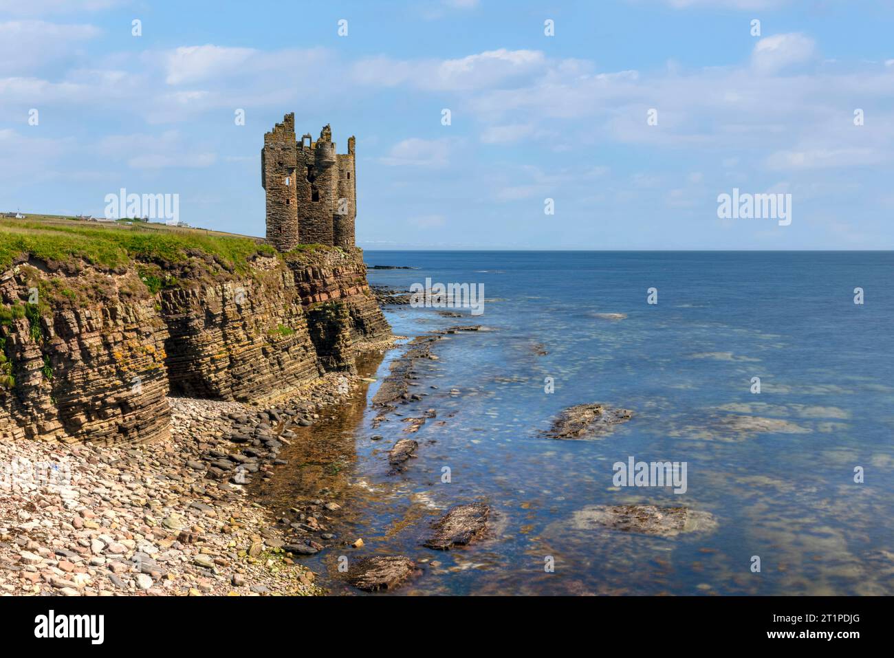 L'Old Keiss Castle è un castello in rovina del XV secolo situato a Keiss, Highland, Scozia. Foto Stock