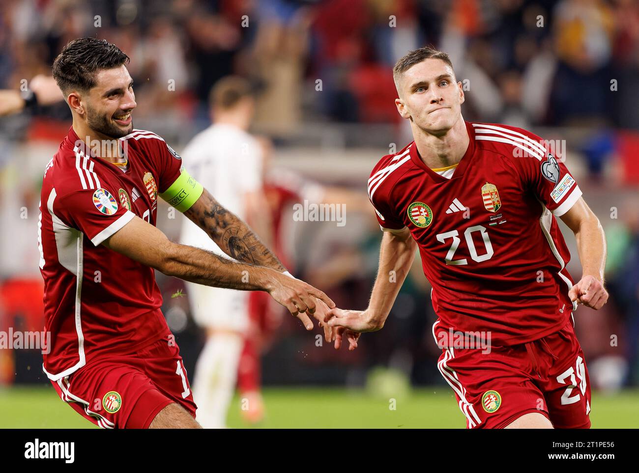 Budapest, Ungheria. 14 ottobre 2023. L'ungherese Roland Sallai festeggia dopo aver segnato un gol con l'ungherese Dominik Szoboszlai (l) durante la partita di qualificazione europea UEFA EURO 2024 tra Ungheria e Serbia alla Puskas Arena il 14 ottobre 2023 a Budapest, Ungheria. Credito: Laszlo Szirtesi/Alamy Live News Foto Stock