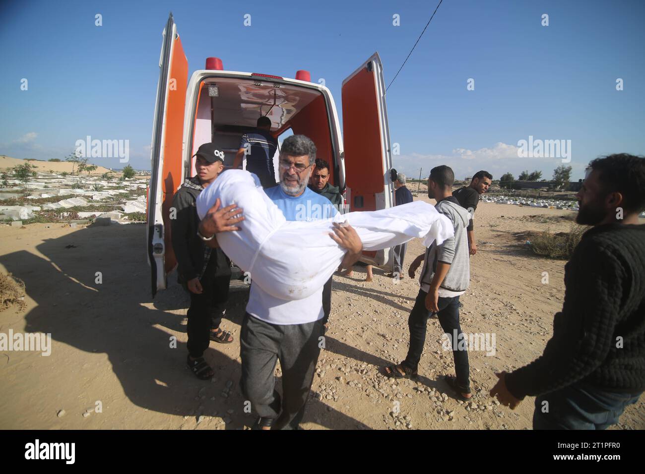 Il lutto palestinese partecipa ai funerali della famiglia Zannoun che è stata uccisa in un attacco aereo israeliano il lutto palestinese partecipa ai funerali della famiglia Zannoun che sono stati uccisi in un attacco aereo israeliano durante i loro funerali nel campo profughi di Rafah, nella parte meridionale della Striscia di Gaza il 15 ottobre 2023. Migliaia di palestinesi si sono riuniti nella parte meridionale della Striscia di Gaza, sdraiati per le strade dopo che le scuole gestite dalle Nazioni Unite si sono riempite dopo l'avvertimento di Israele di evacuare il nord dell'enclave impoverita. Foto di Ahmed Tawfeq apaimages Rafah Striscia di Gaza territorio palestinese 151023 Rafa Foto Stock