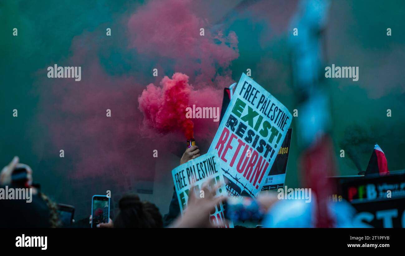 "Palestina libera. Esiste! Resistete! Torna!" Firma e bagliori in una marcia pro palestinese a Londra. Foto Stock