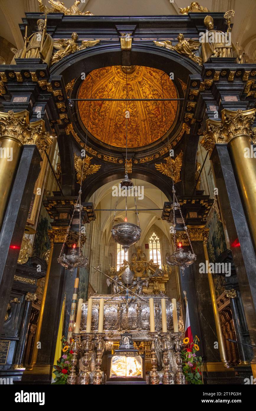 Altare maggiore con baldacchino in marmo nero, Cattedrale di Wawel, Cracovia, Polonia Foto Stock