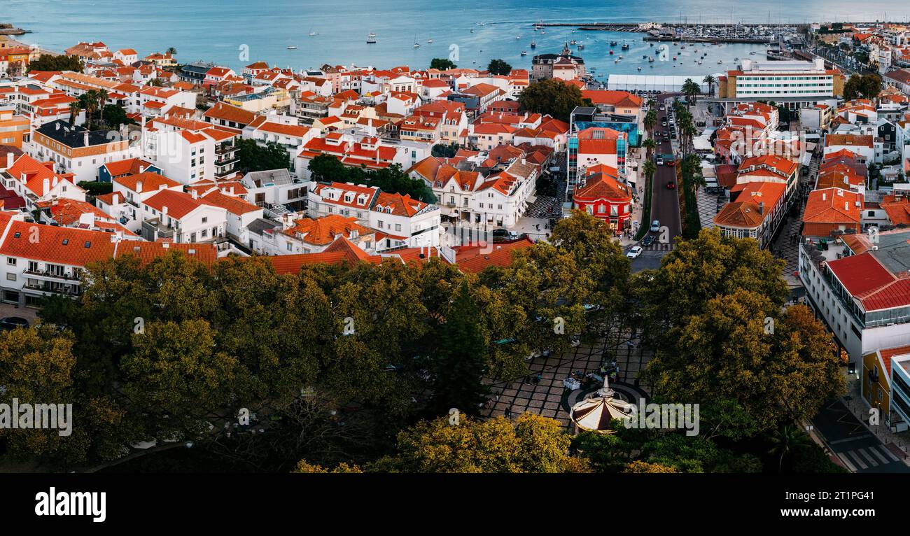La vista aerea del centro storico di Cascais, Portogallo, con il giocoso giro, è visibile in primo piano. Cascais è a soli 30 km da Lisbona Foto Stock