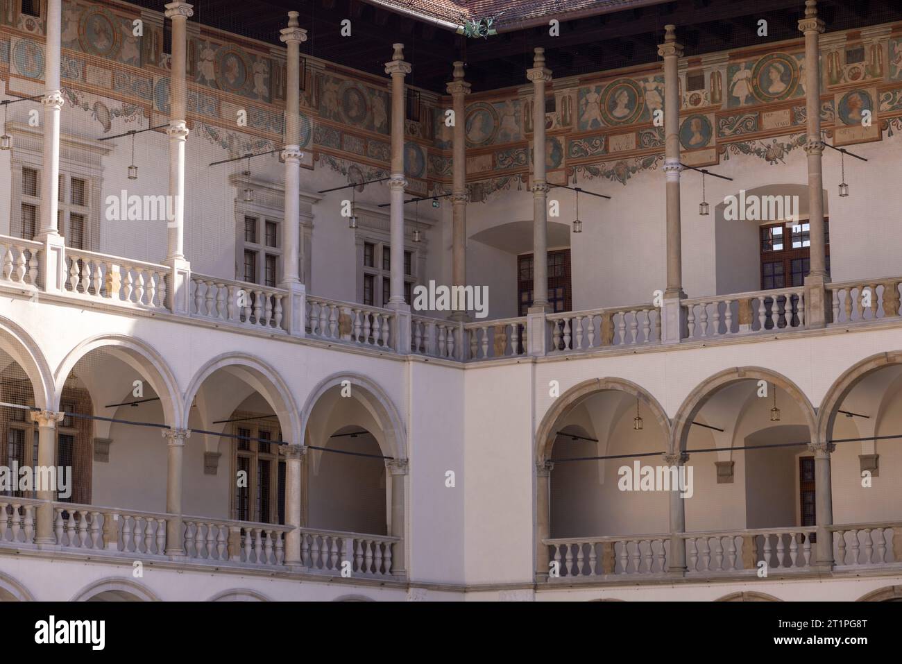 I portici a più livelli di Sigismondo i Vecchio nel cortile rinascimentale italiano all'interno del Castello di Wawel, Cracovia, Polonia Foto Stock