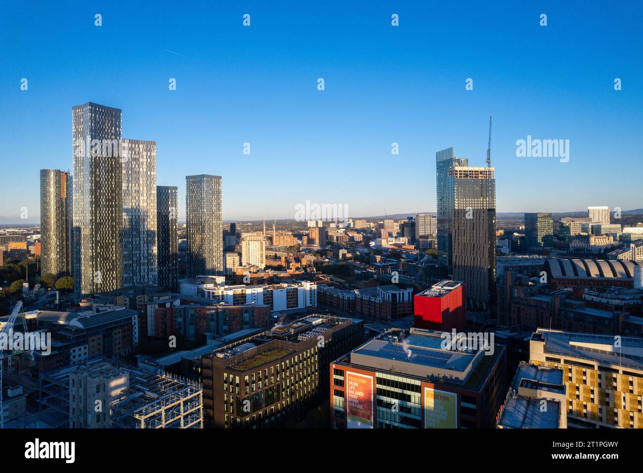 Manchester City Centre Drone Vista aerea sopra lo skyline dei lavori edili costruzione Blue Sky 2023 Deansgate Foto Stock