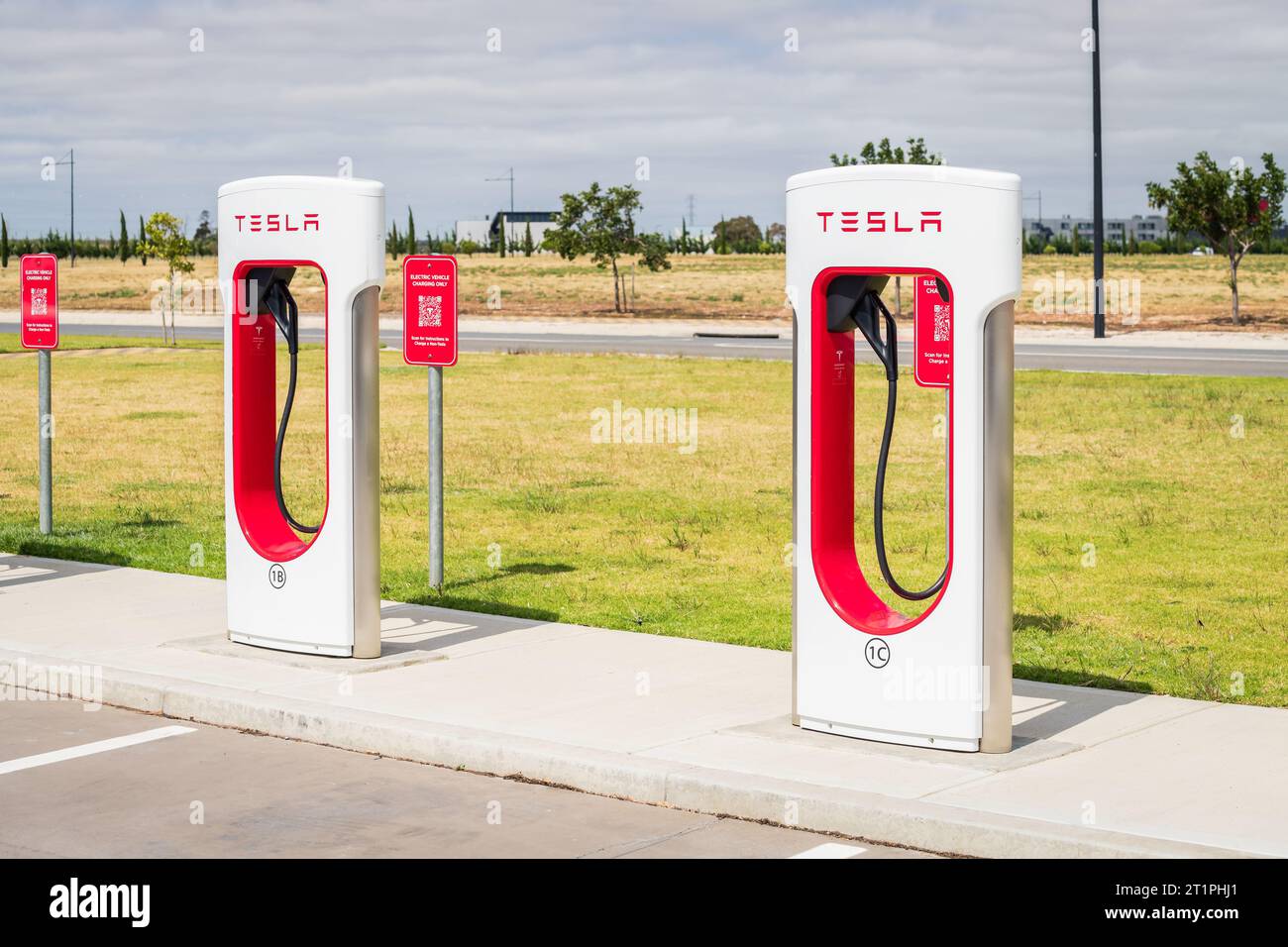 Tailem Bend, Australia meridionale - 13 ottobre 2023: Stazione di ricarica per auto Tesla EV Super Charger a Tailem Bend in un giorno Foto Stock