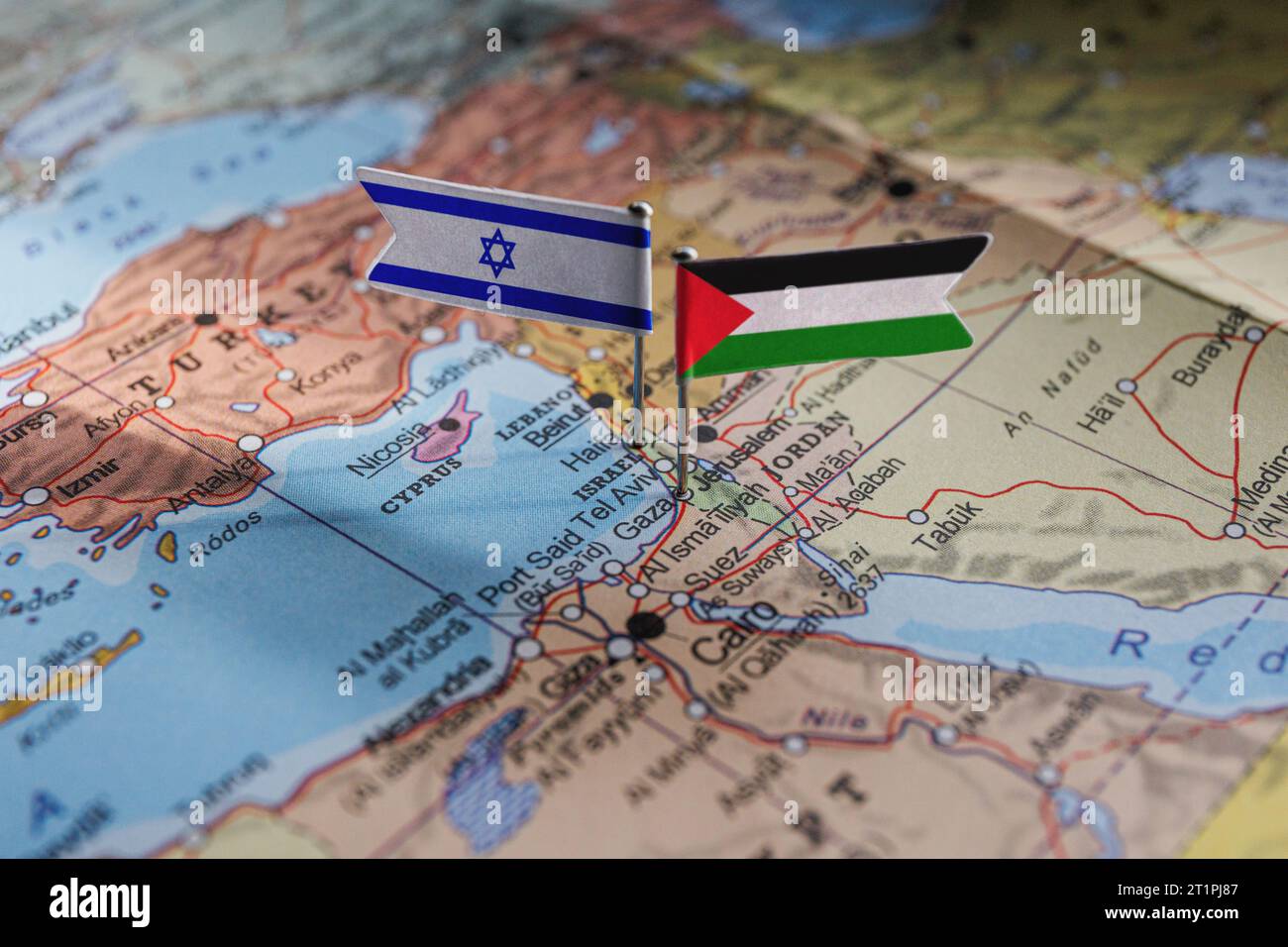 Israele e Palestina bandiere sulla mappa geopolitica. Striscia di Gaza e Cisgiordania. Conflitto di guerra Foto Stock