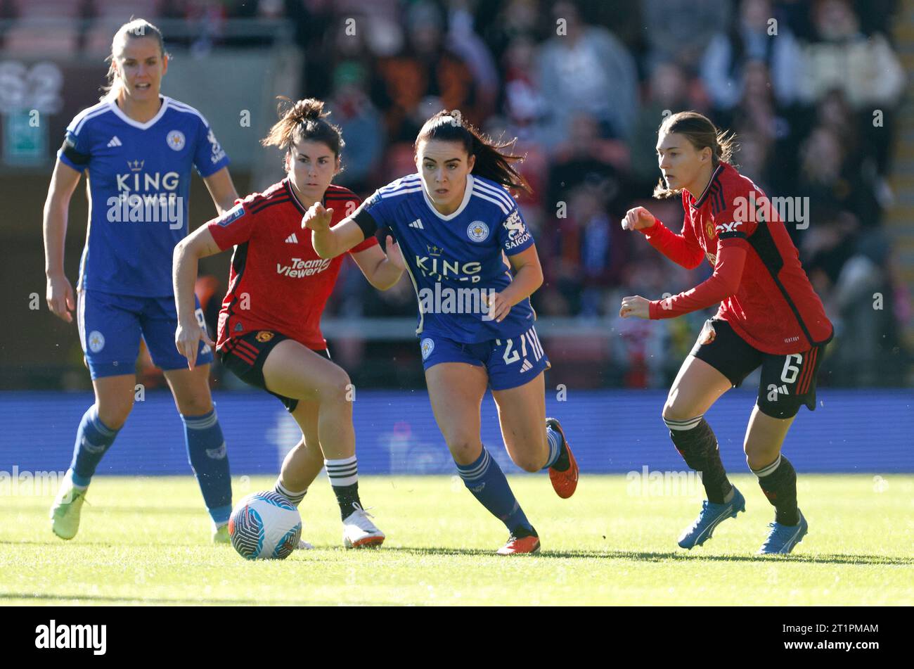 Shannon o'Brien (centro) di Leicester City in azione durante il Barclays Women's Super League match al Leigh Sports Village, Leigh. Data foto: Domenica 15 ottobre 2023. Foto Stock