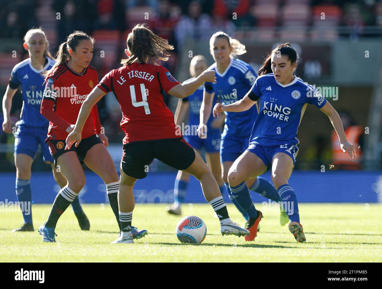 Maya le Tissier del Manchester United e Shannon o'Brien di Leicester City si scontrano per il pallone durante la partita di Super League femminile di Barclays al Leigh Sports Village di Leigh. Data foto: Domenica 15 ottobre 2023. Foto Stock