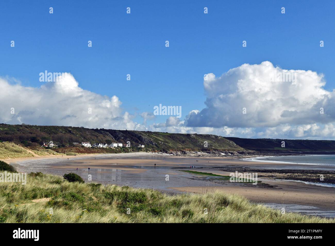 Horton Beach adiacente alla baia di Port Eynon in una grande forma curva lungo la costa di Gower nell'ottobre 2023 Foto Stock Horton Beach adiacente alla baia di Port Eynon in una grande forma curva lungo la costa di Gower nell'ottobre 2023 Foto Stock