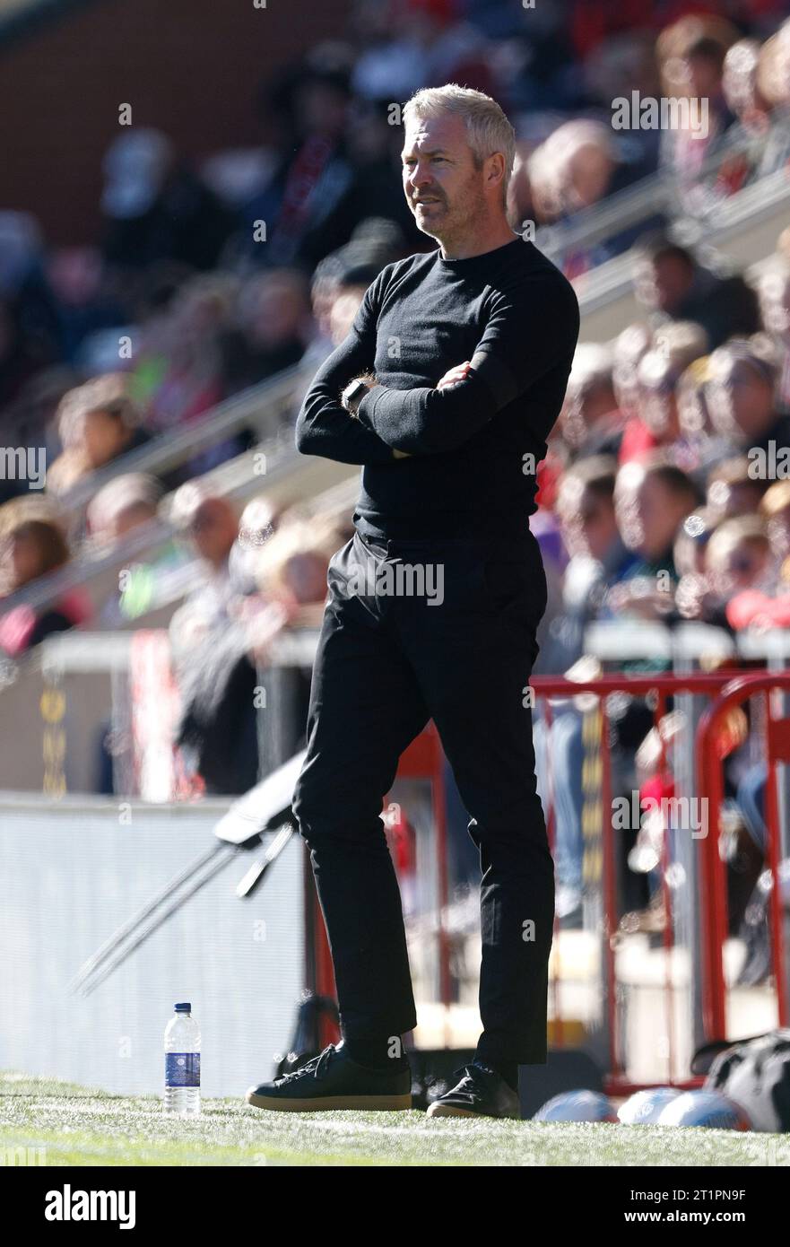 Il manager del Leicester City Willie Kirk sulla linea di contatto durante il Barclays Women's Super League match al Leigh Sports Village, Leigh. Data foto: Domenica 15 ottobre 2023. Foto Stock