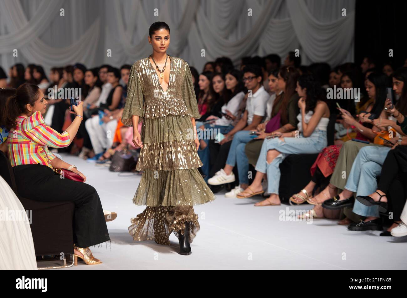 Nuova Delhi, India. 14 ottobre 2023. Un modello presenta una creazione del designer indiano Sonal Verma durante la Lakme Fashion Week x FDCI a nuova Delhi, India, 14 ottobre 2023. Crediti: Javed Dar/Xinhua/Alamy Live News Foto Stock