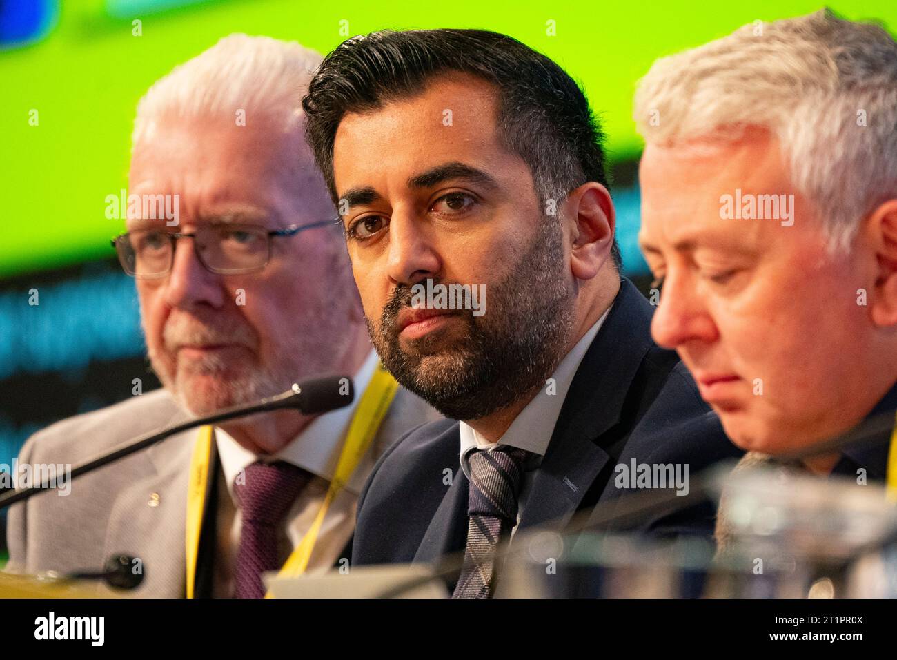 Aberdeen, Scozia, Regno Unito. 15 ottobre 2023. Il giorno di apertura alla 89a Conferenza Nazionale annuale presso il centro conferenze P and J Live ad Aberdeen, in Scozia. Il primo ministro Humza Yousaf e Mike Russell CEO del SNP sul palco. Iain Masterton/Alamy Live News Foto Stock