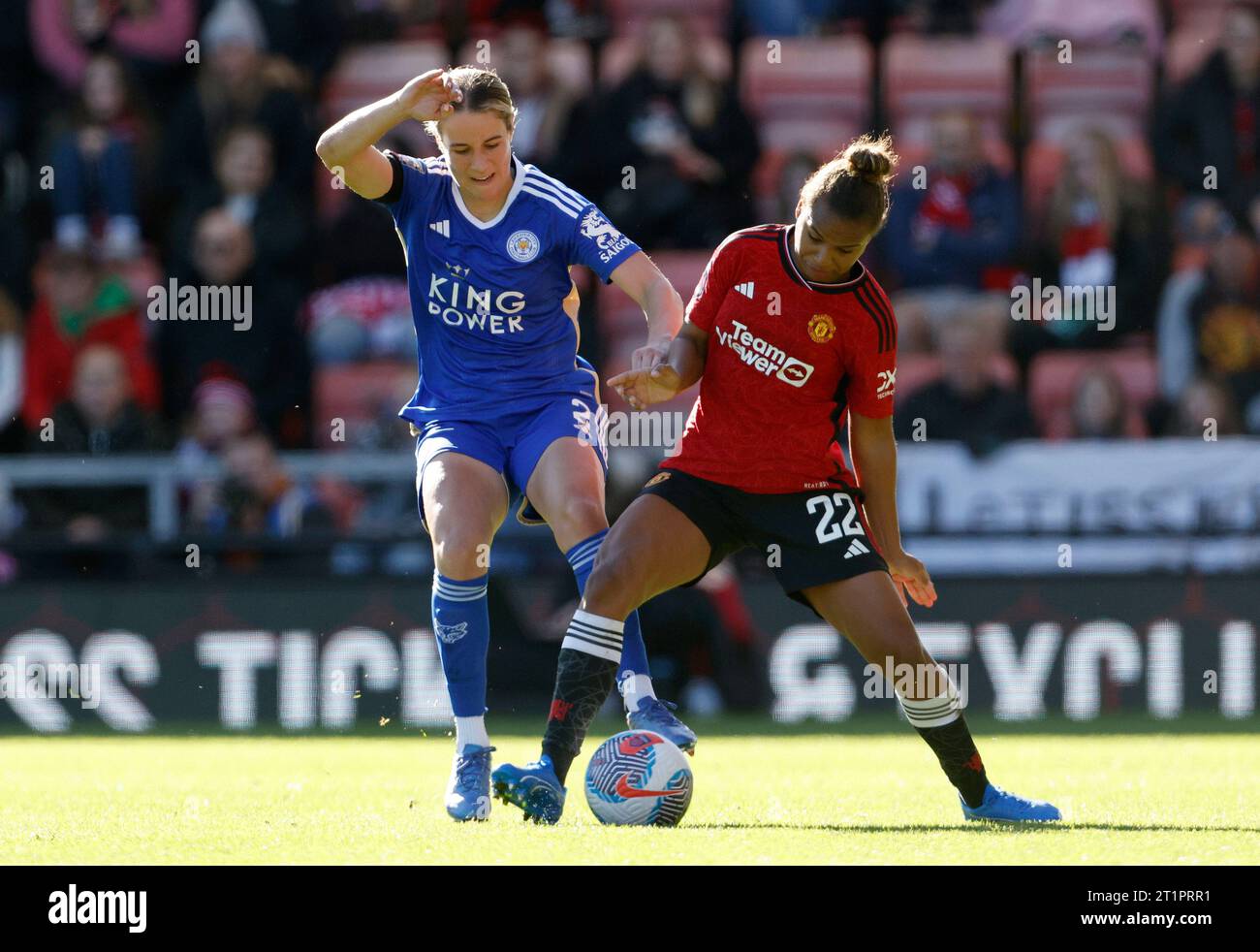 Courtney Nevin di Leicester City (a sinistra) sfida Nikita Parris del Manchester United durante il Barclays Women's Super League match al Leigh Sports Village di Leigh. Data foto: Domenica 15 ottobre 2023. Foto Stock