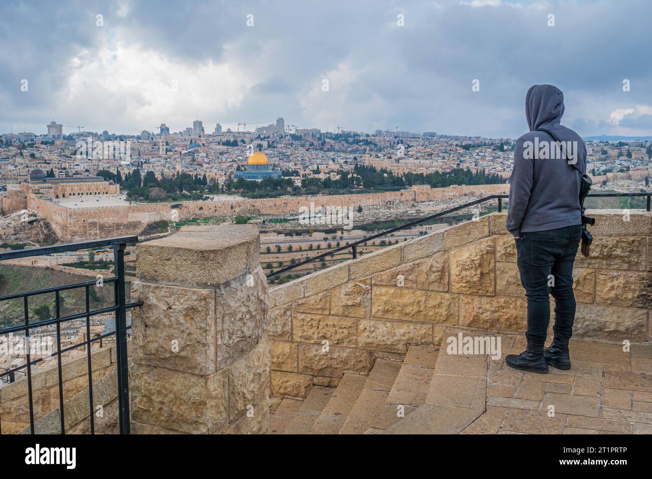 Giovane israeliano con mitragliatrice che domina la città vecchia di Gerusalemme. Foto Stock