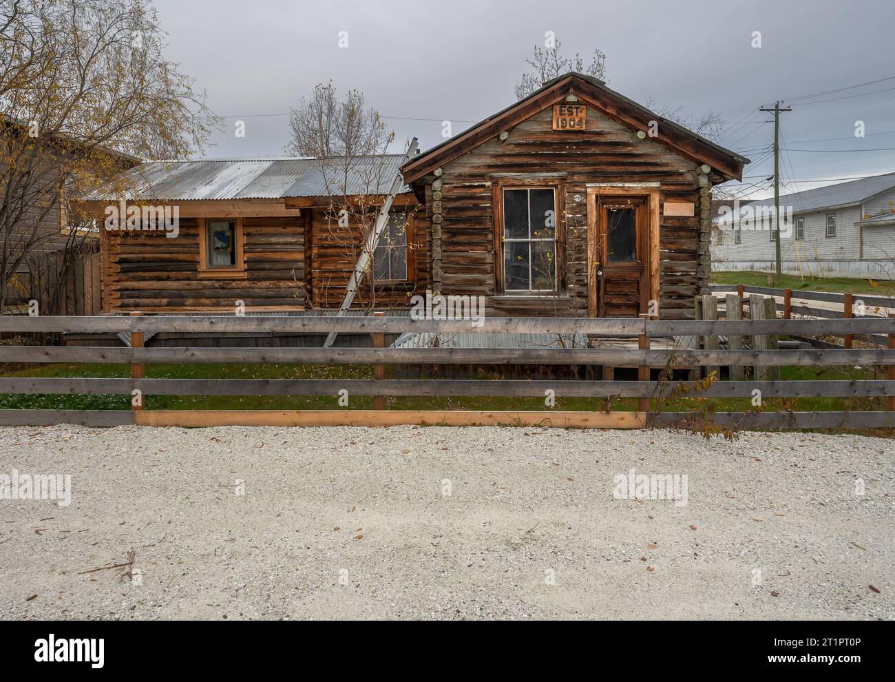 Storica capanna in legno con scala e recinzione a Dawson City, Yukon, Canada Foto Stock