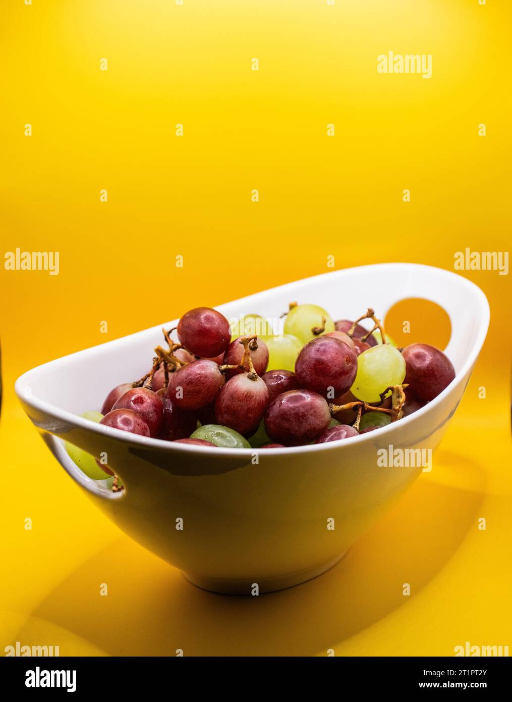 Una ciotola piena di uva Foto Stock