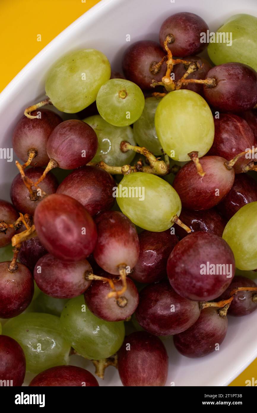 Una ciotola piena di uva Foto Stock