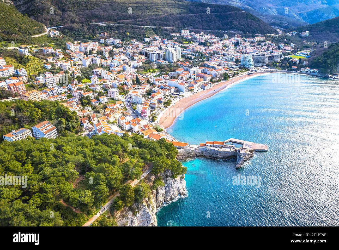 Città di Petrovac spiaggia e costa vista aerea, arcipelago del Montenegro Foto Stock