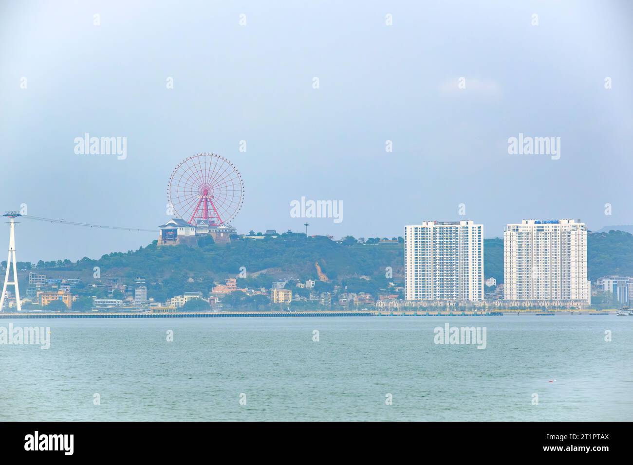 Sun World ha Long Complex, ruota panoramica, ha Long Bay, Vietnam. Foto Stock