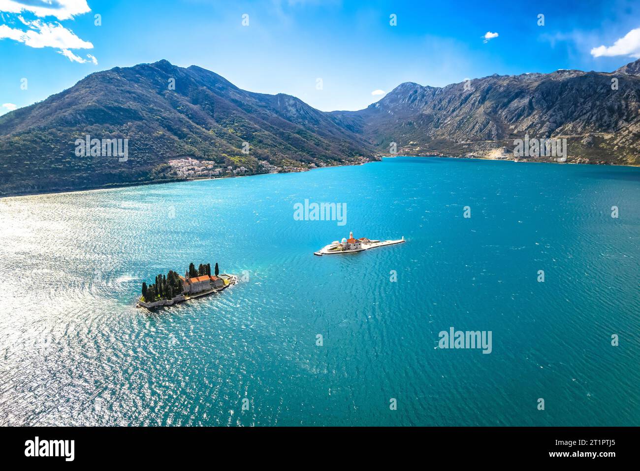 Boka Kotorska baia panoramica isolotti vista aerea, arcipelago del Montenegro Foto Stock