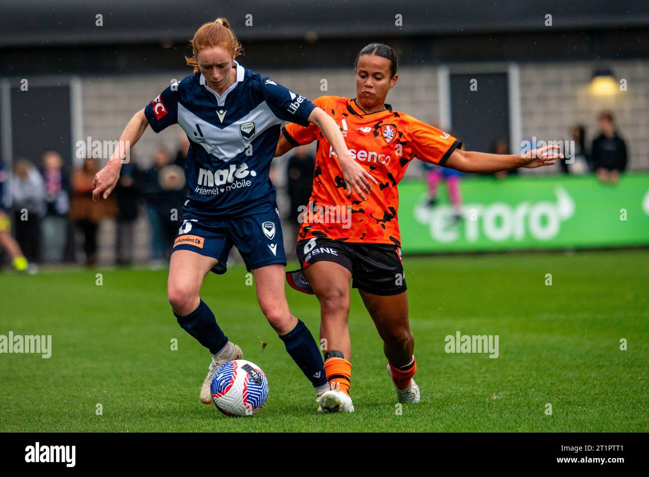 Bundoora, Australia. 15 ottobre 2023. Il centrocampista della Melbourne Victory Beattie Goad (#6) e il difensore del Brisbane Roar Holly McQueen (#6) si sfidano a bordo campo. Crediti: James Forrester/Alamy Live News Foto Stock