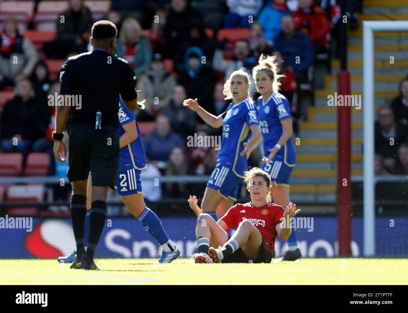 Lucia Garcia del Manchester United reagisce dopo essere stata fregata durante il Barclays Women's Super League match al Leigh Sports Village di Leigh. Data foto: Domenica 15 ottobre 2023. Foto Stock