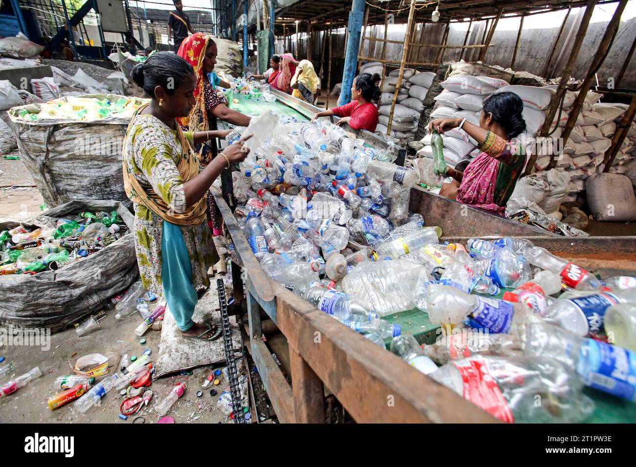 Plastikflaschen Sortierung und Recycling in Bangladesh i dipendenti che riciclano bottiglie vuote per animali domestici da riutilizzare in una fabbrica di riciclaggio di bottiglie di plastica il 15 ottobre 2023 a Dacca, Bangladesh. Quasi tutti i prodotti a base di succhi, bevande e acqua potabile sono confezionati in bottiglie di plastica. Queste bottiglie vengono raccolte dalle strade, dai negozi e dalle case. Wari Dhaka District Bangladesh Copyright: XHabiburxRahmanx Credit: Imago/Alamy Live News Foto Stock