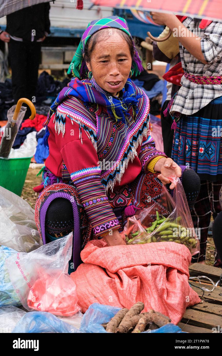 CAN Cau Market Scene, Vietnam. Hmong donna con fagioli da vendere. Provincia di Lao Cai. Foto Stock