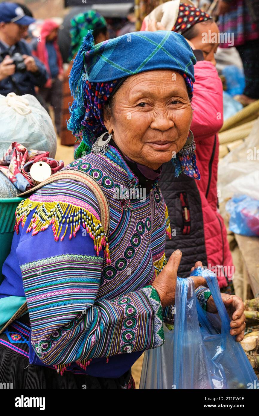CAN Cau Market Scene, Vietnam. Hmong Woman. Provincia di Lao Cai. Foto Stock