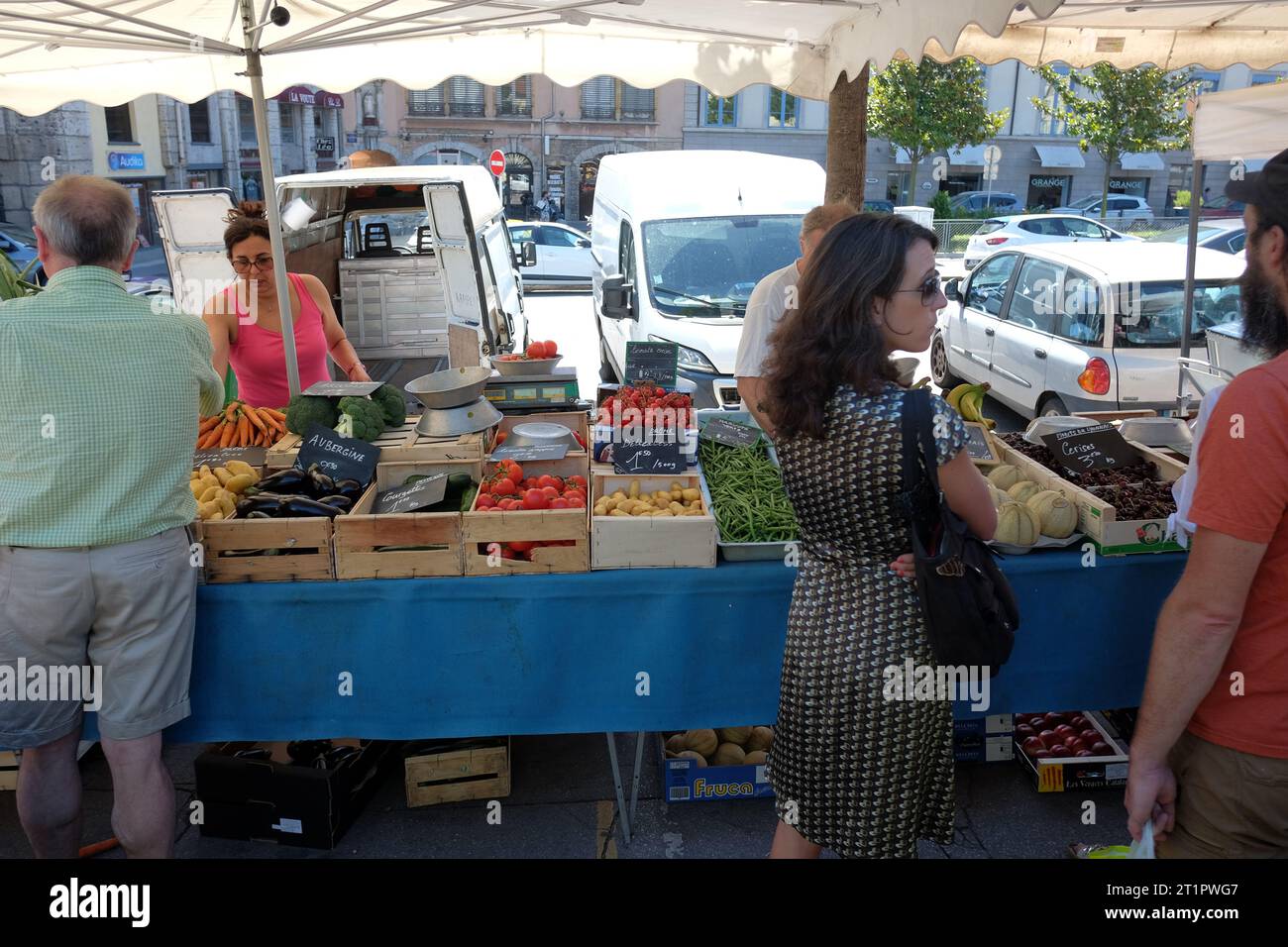 Venditori e acquirenti presso una bancarella di frutta e verdura presso un mercato all'aperto vicino al fiume. Giornata di mercato a Lione, Francia Foto Stock