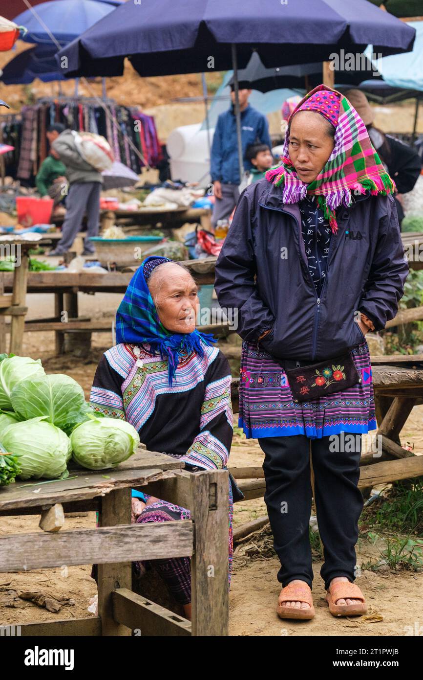CAN Cau Market Scene, Vietnam. Hmong Women. Provincia di Lao Cai. Foto Stock