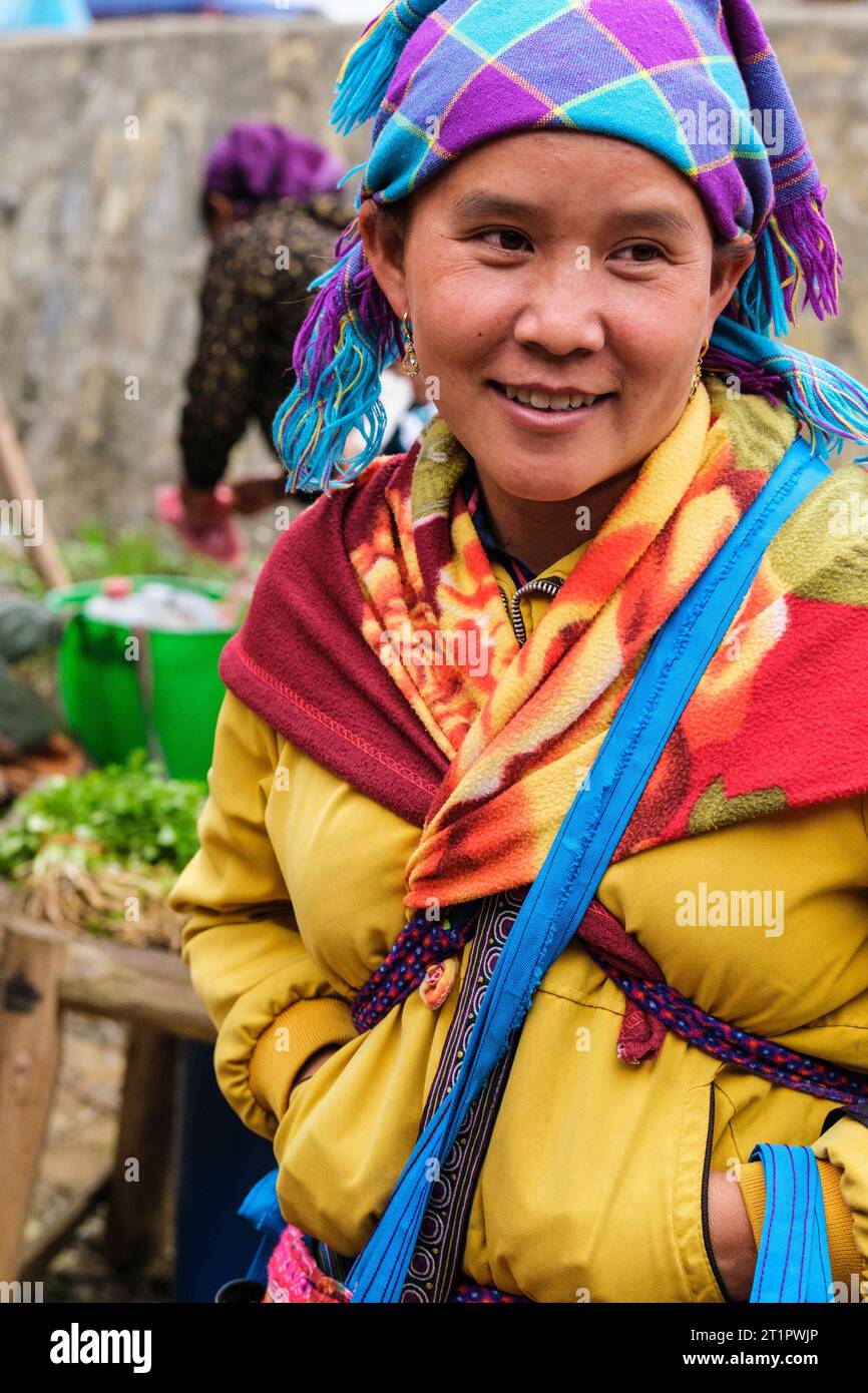 CAN Cau Market Scene, Vietnam. Hmong Woman Lao Cai Province. Foto Stock