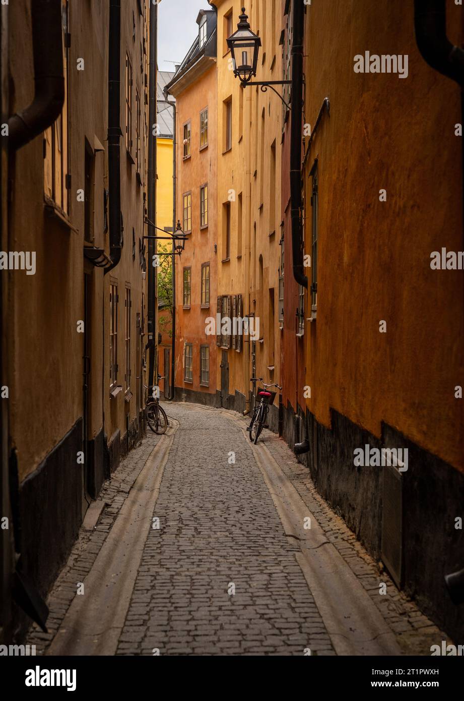 Una passeggiata a Pelican Alley Pelikangränd a Stoccolma, Svezia, in estate, case colorate Foto Stock