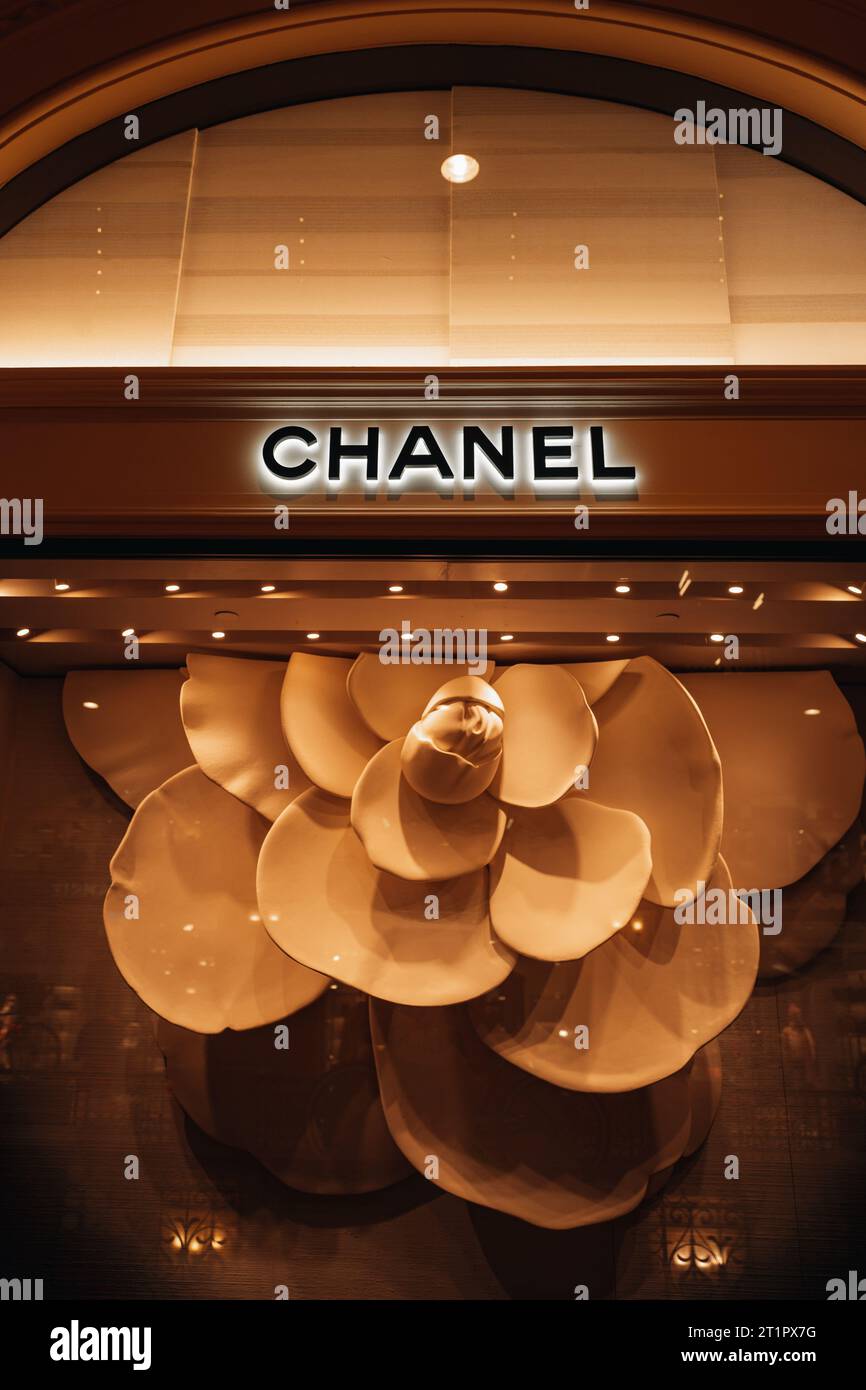 Logotipo classico Chanel. Vetrina boutique di lusso. Chanel è una casa di moda fondata nel 1909 specializzata in articoli di alta moda. Foto Stock