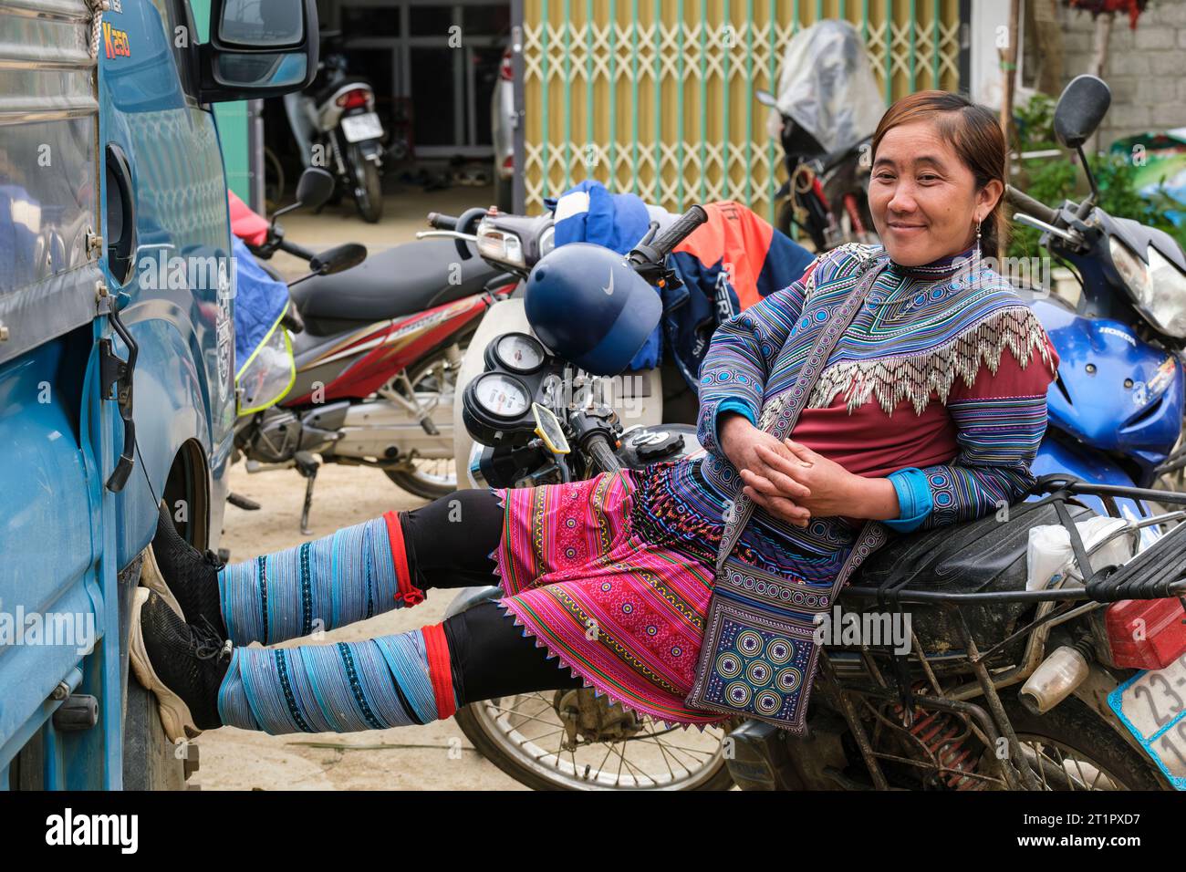 BAC ha, Vietnam. Giovane donna che si rilassa con il tradizionale abito Hmong. Provincia di Lao Cai. Foto Stock