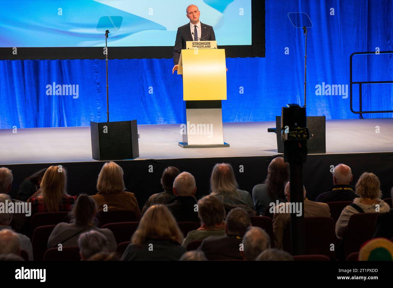 Stephen Flynn, leader del gruppo SNP di Westminster, tiene il discorso di benvenuto durante la prima sessione della conferenza annuale SNP presso il complesso eventi di Aberdeen (TECA) ad Aberdeen. Data foto: Domenica 15 ottobre 2023. Foto Stock