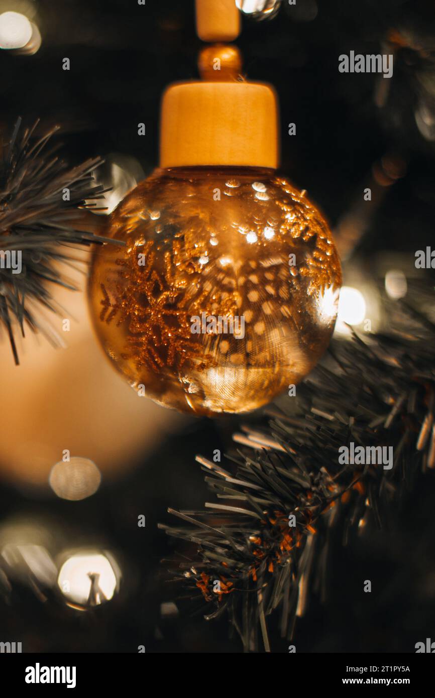 Albero di Natale decorato con un giocattolo di Natale dorato e lucente con stelle dorate. Festeggiamenti invernali. Sfondo invernale magico per Capodanno Foto Stock
