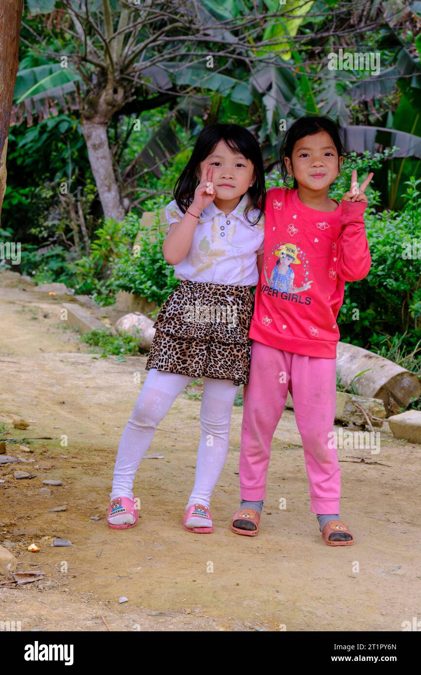 BAC ha, Vietnam. Giovani Hmong Girls in posa per il loro film. Provincia di Lao Cai. Foto Stock