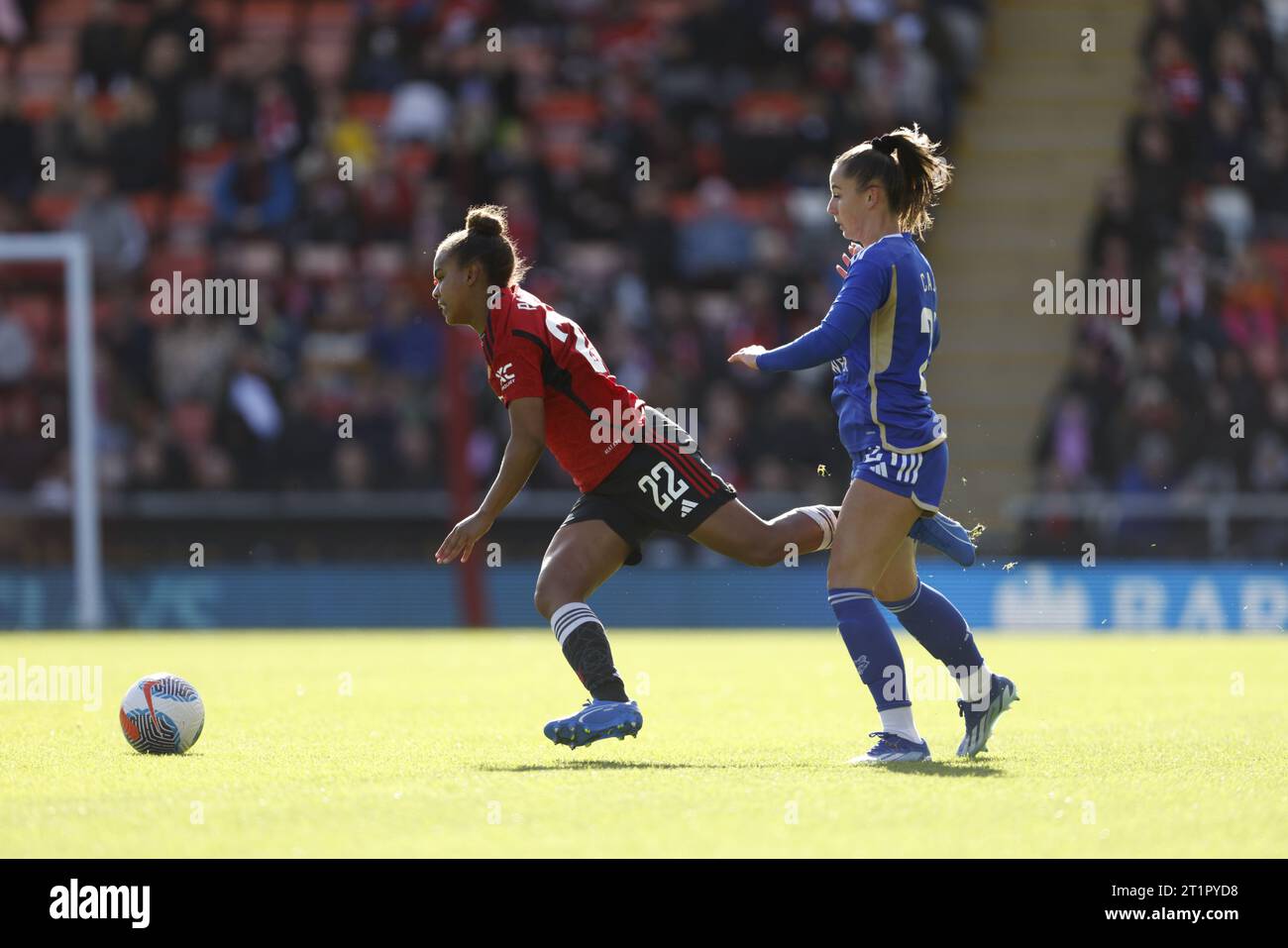 Hannah Cain (destra) del Leicester City fallo contro Nikita Parris del Manchester United durante la partita di Super League femminile del Barclays al Leigh Sports Village di Leigh. Data foto: Domenica 15 ottobre 2023. Foto Stock