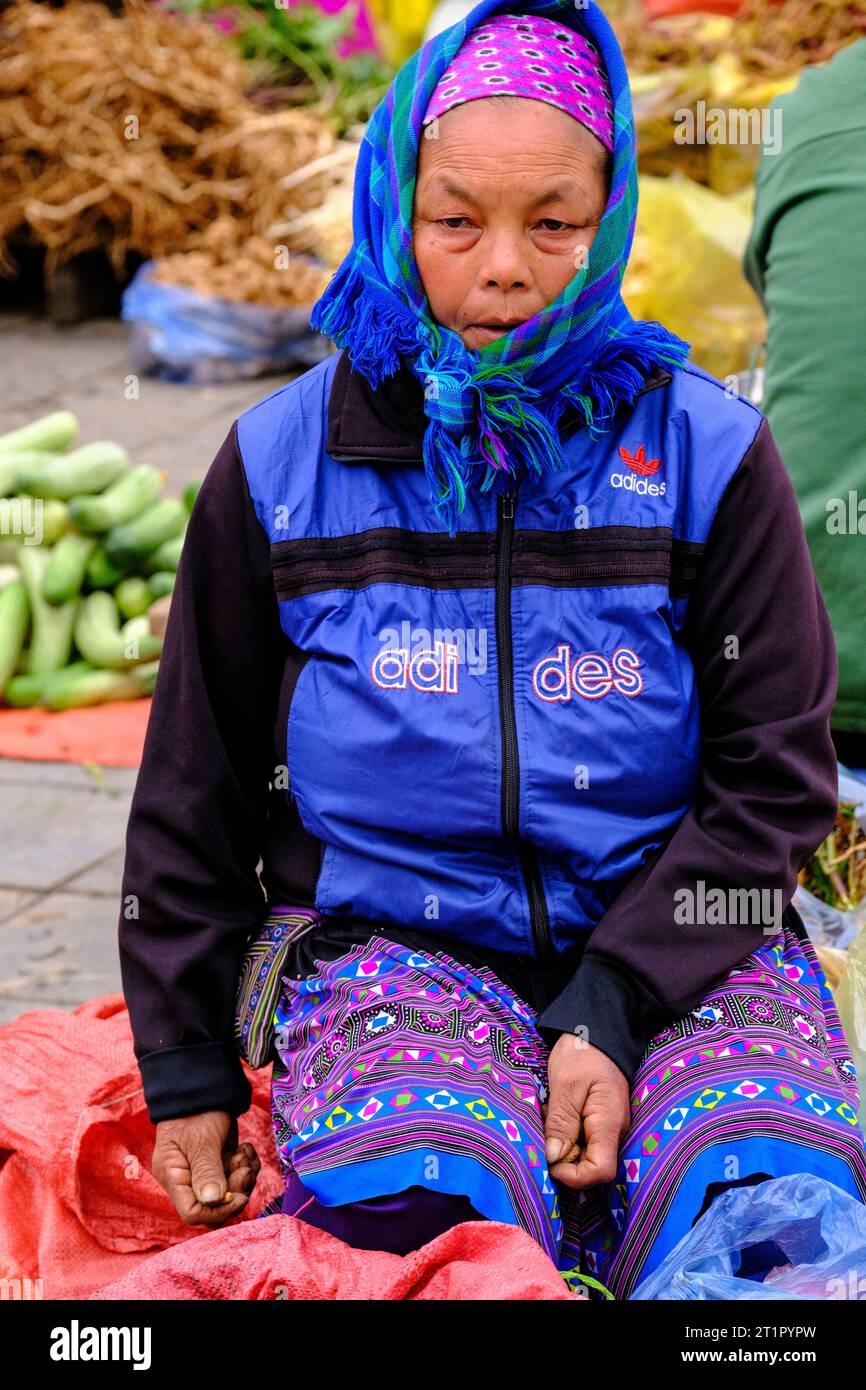 BAC ha, Vietnam. Sunday Market Scene, donna hmong di mezza età. Provincia di Lao Cai. Foto Stock