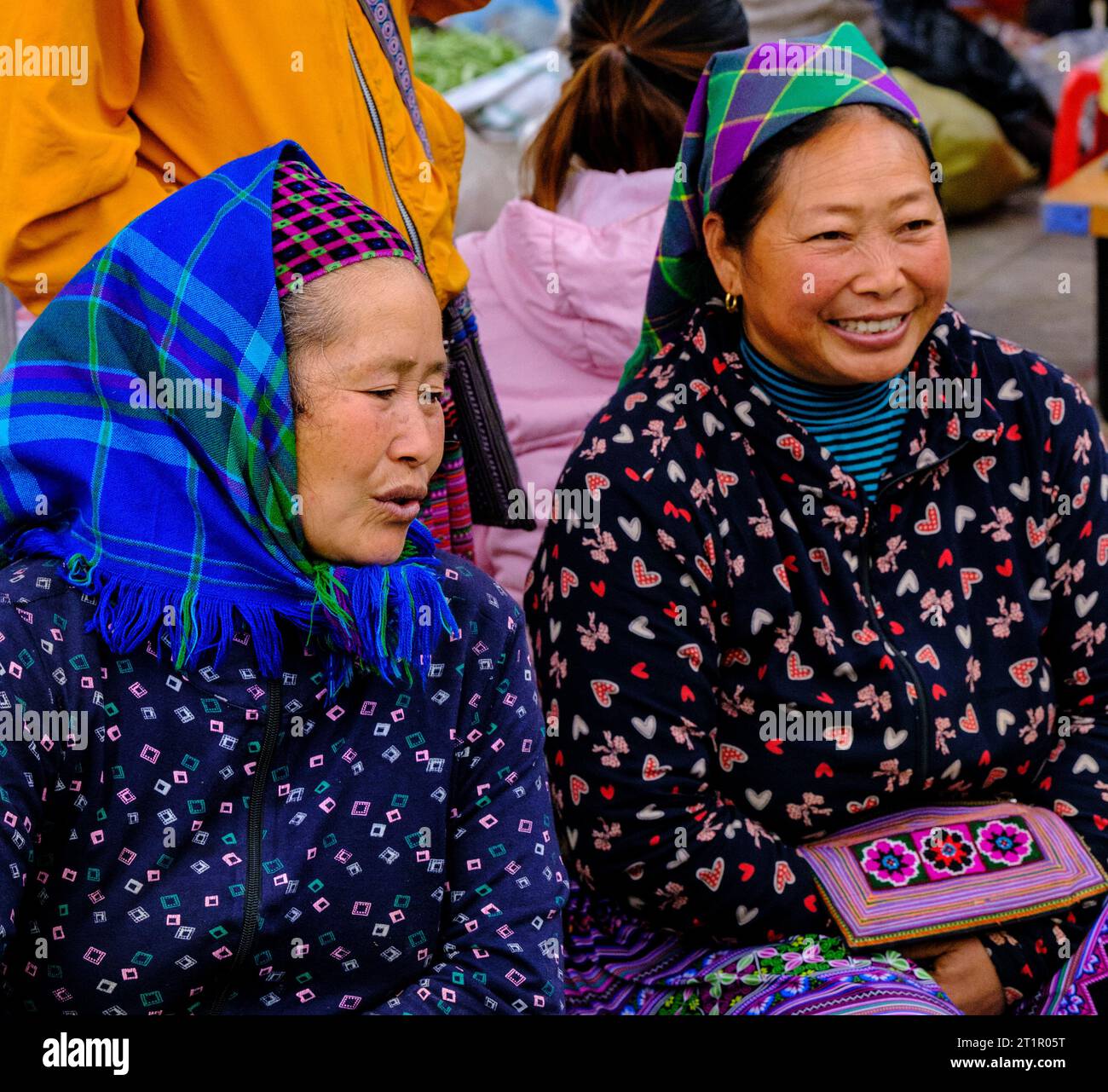 BAC ha, Vietnam. Sunday Market Scene. Donne Hmong di mezza età. Provincia di Lao Cai. Foto Stock