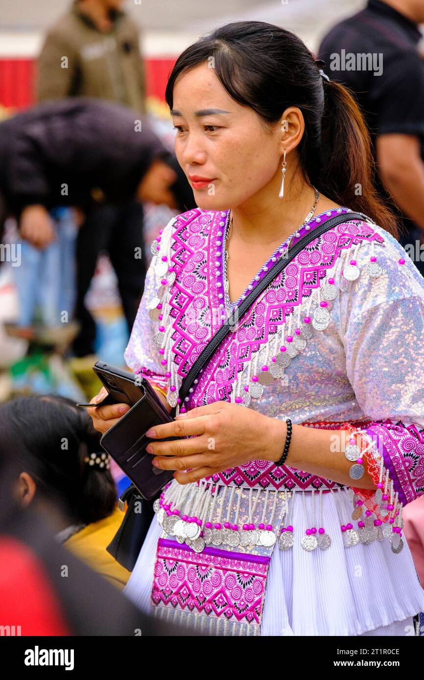 BAC ha, Vietnam. Sunday Market Scene. Donna di mezza età con abito tradizionale Hmong. Provincia di Lao Cai. Foto Stock