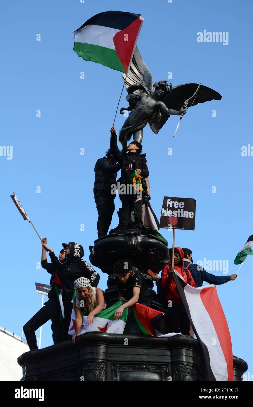 Migliaia di manifestanti pro-palestinesi marciano per le strade di Londra come parte della protesta Stand by Palestine del 9 ottobre 2023 Foto Stock