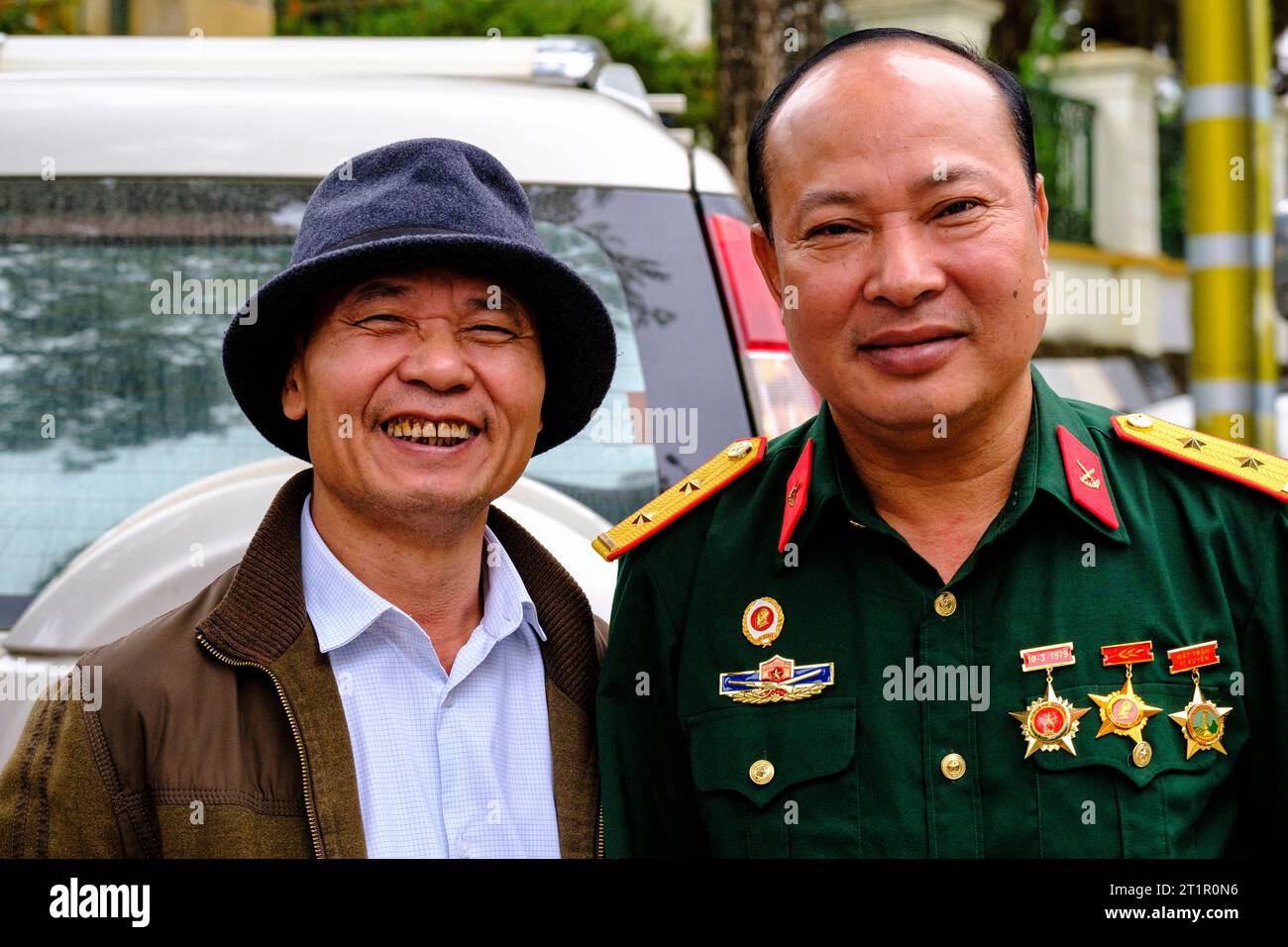 BAC ha, Vietnam. Ufficiale dell'esercito e amico. Foto Stock