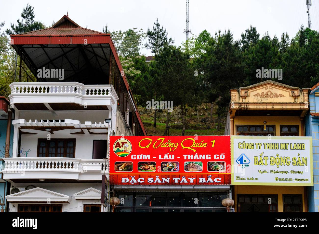 BAC ha, Vietnam. Poiché le tasse sugli immobili si basano sulla lunghezza di servizio, gli edifici sono spesso molto stretti. Provincia di Lao Cai. Foto Stock